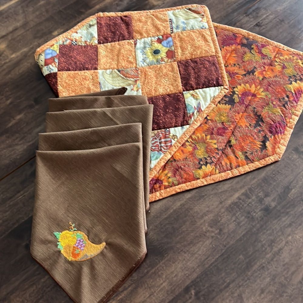 Reversible Quilted Runner & Custom Embroidered Square Brown Napkins - Picture 15 of 16
